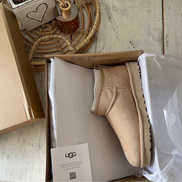 UGG Ultra Mini Classic Boot - Driftwood - Picture 11 of 12